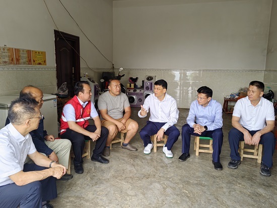 深入群众家中了解生产生活和移风易俗等情况.jpg